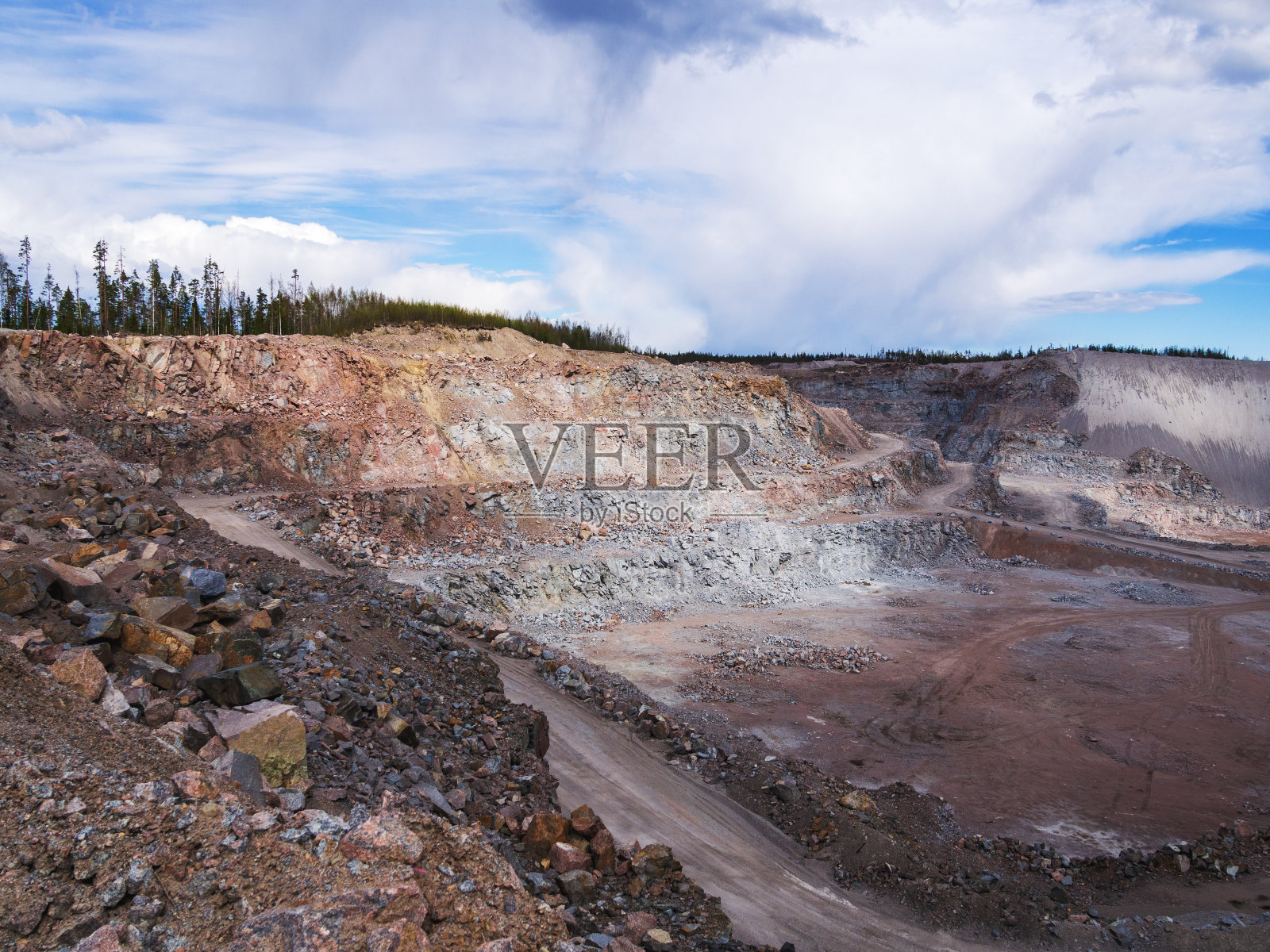花岗石采石场，采用露天开采法照片摄影图片