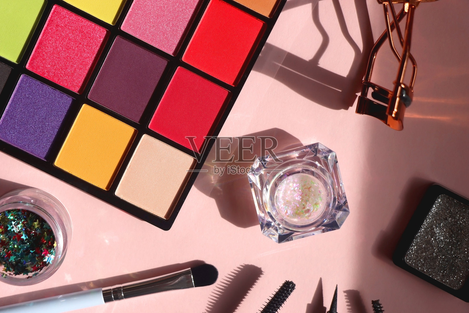 粉红色背景上的各种眼睛化妆照片摄影图片