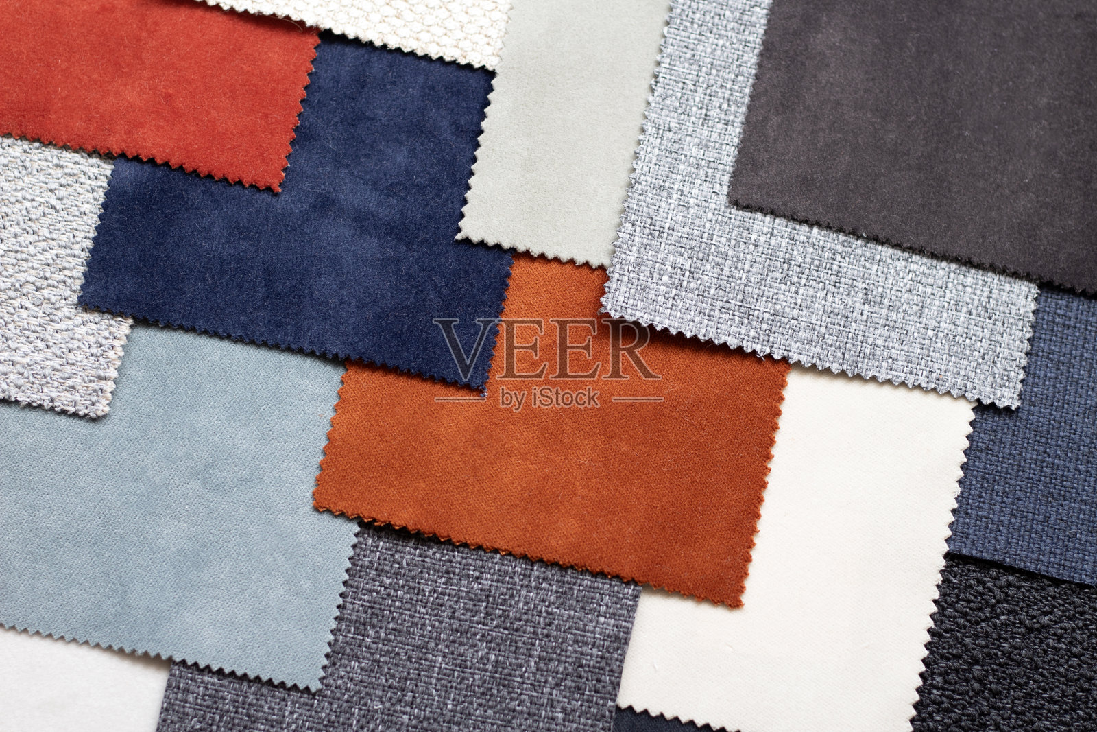 不同颜色的彩色室内装饰织物碎片。亚麻织物的俯视图照片摄影图片