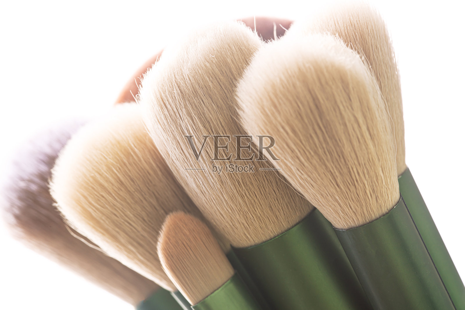 宏刷毛化妆刷，刷尖在真实的刷毛上残留颜色，隔离在白色上。照片摄影图片