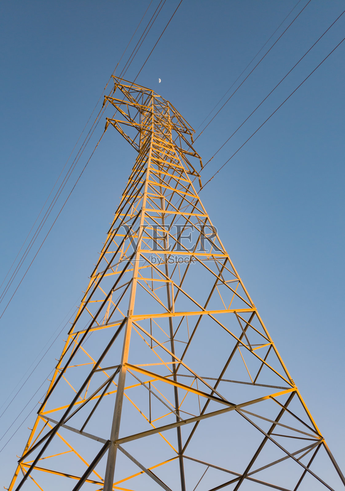 黄金时段高压线路照片摄影图片