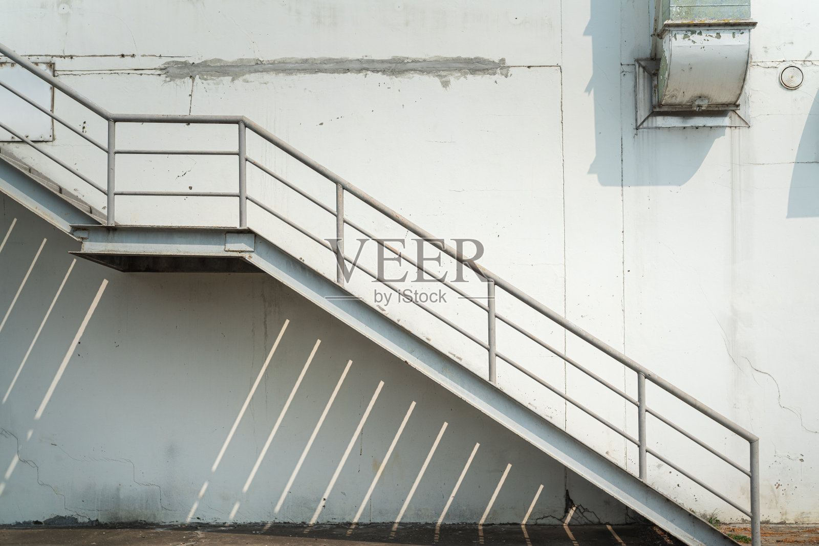 厂房外带扶手的金属楼梯。照片摄影图片