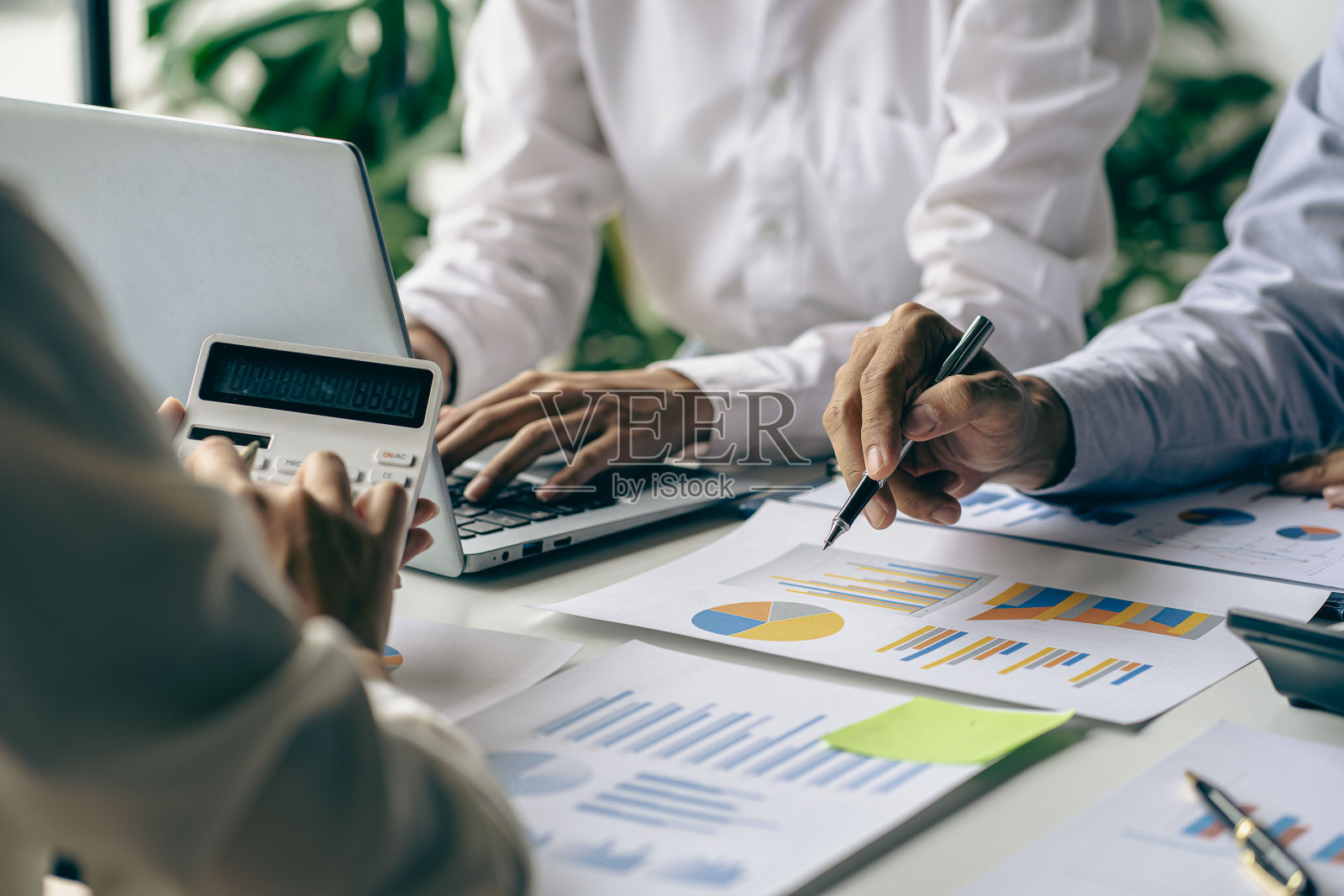 业务团队用现代笔记本电脑分析收入图表和图表业务分析和战略思考创业团队会议年轻的创意同事，特写照片照片摄影图片