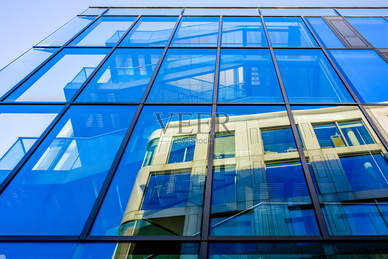 典型的办公楼窗户照片摄影图片