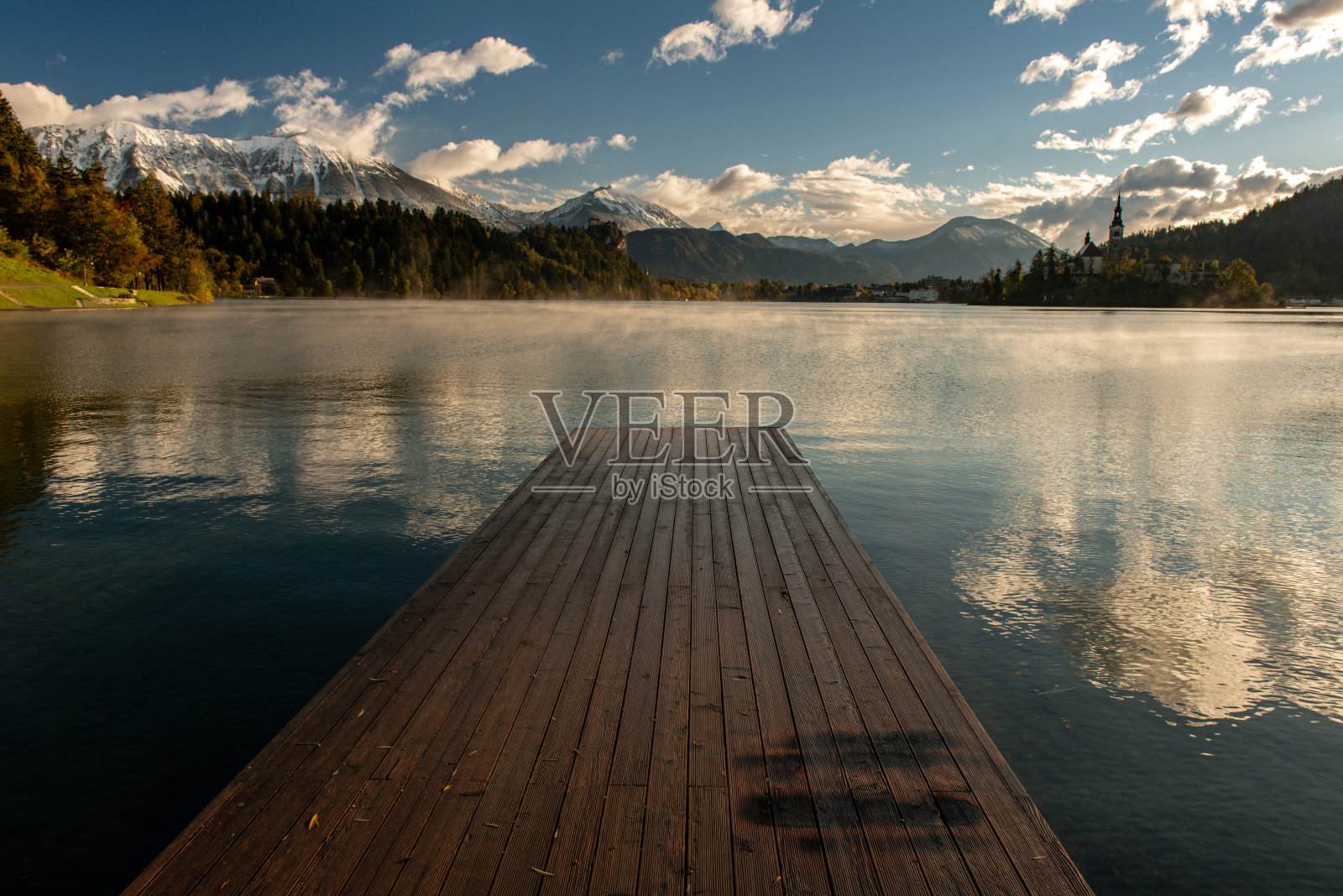 在秋天的早晨淌着血照片摄影图片