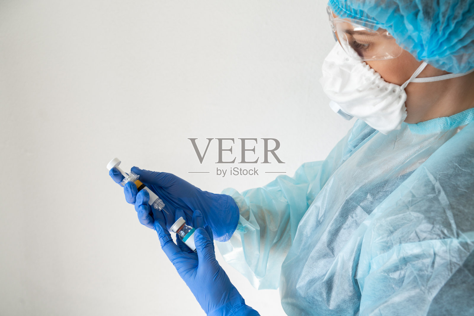 医生拿着注射器和注射药物。照片摄影图片