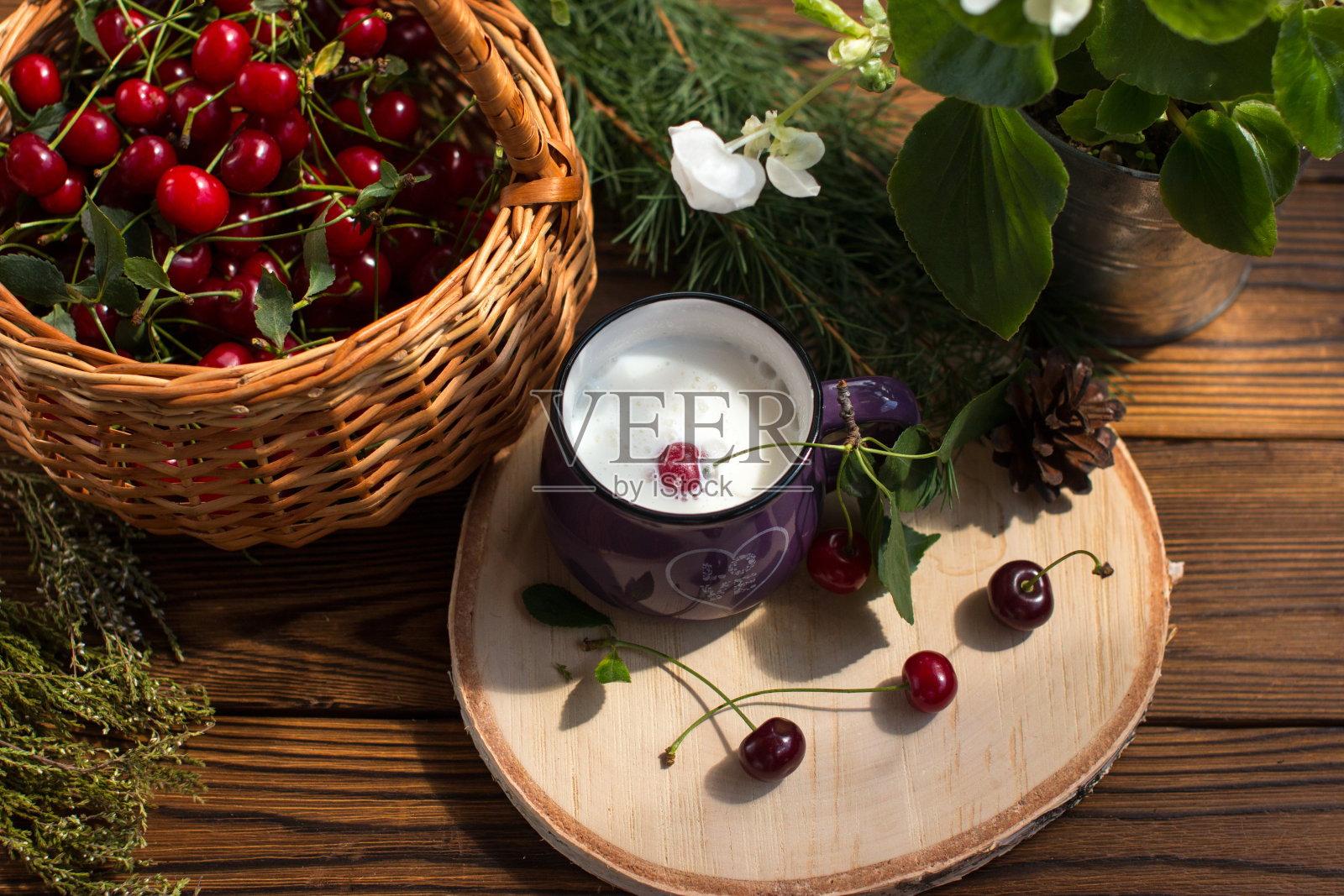 熟樱桃在篮子里。在木质背景上收获红浆果照片摄影图片