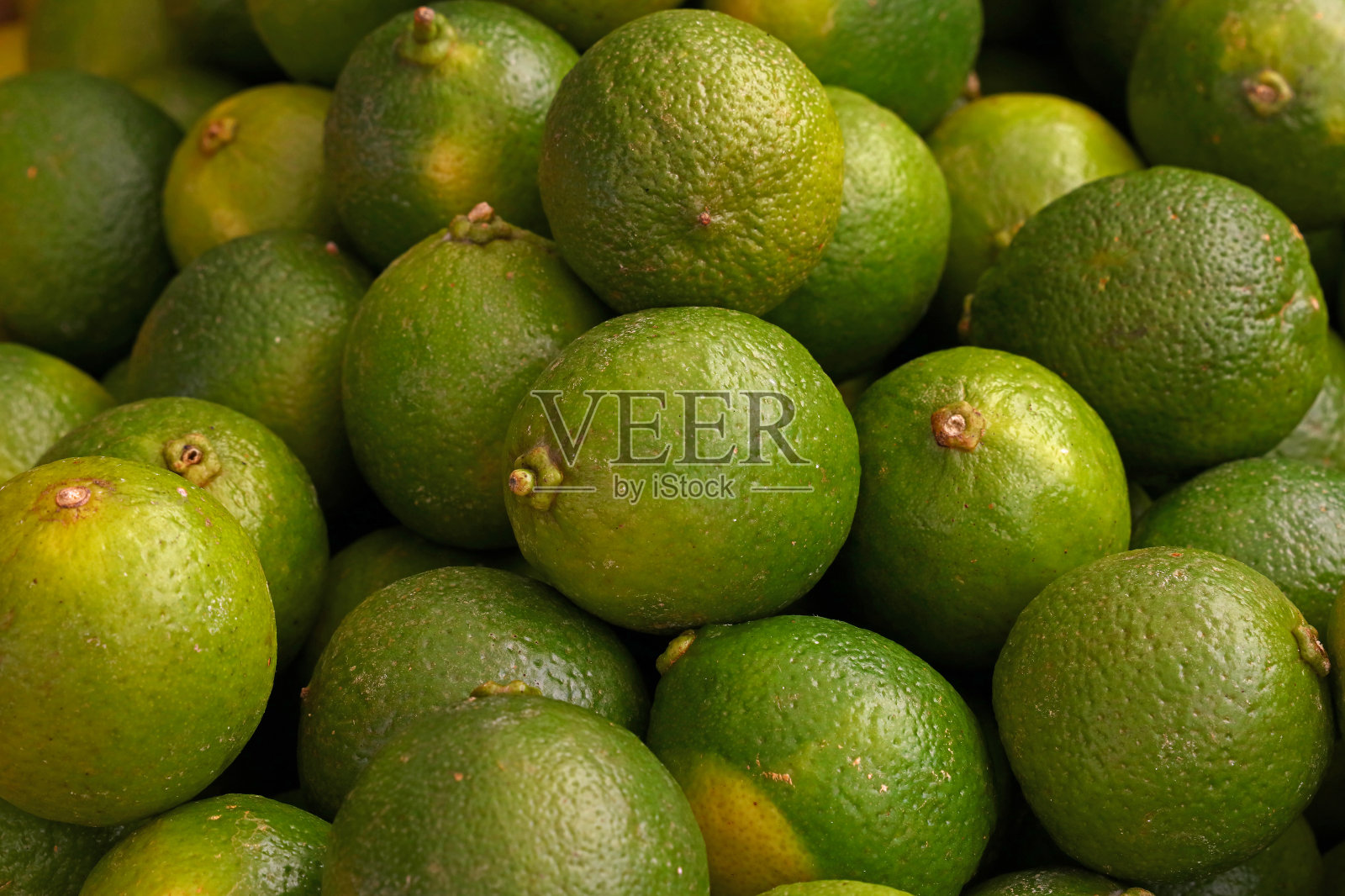 市场摊位上的新鲜青柠水果照片摄影图片