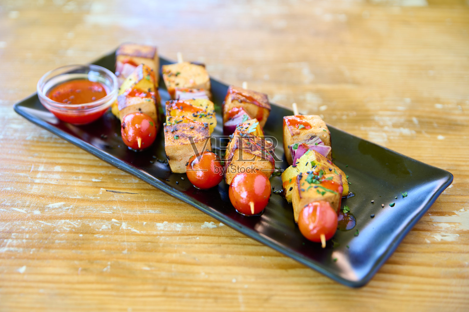 木桌上的烤鸡串配番茄酱和芥末照片摄影图片