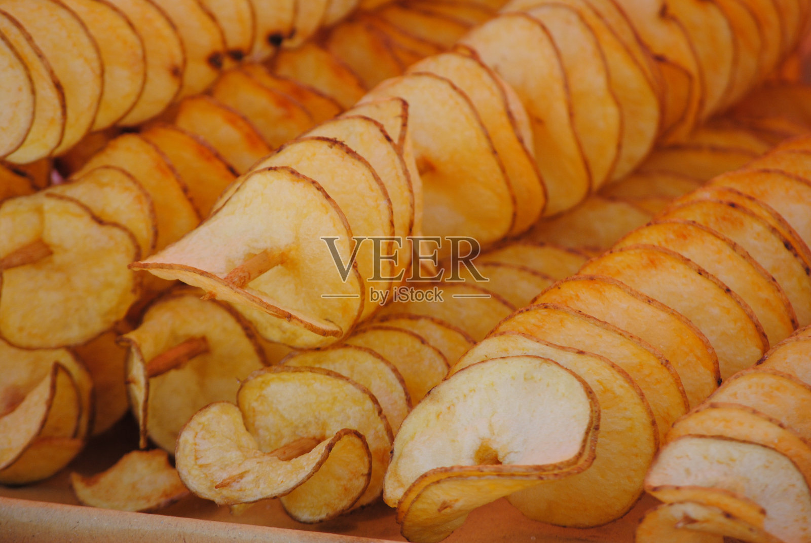 街头市场上的卷薯片和圆形薯片照片摄影图片