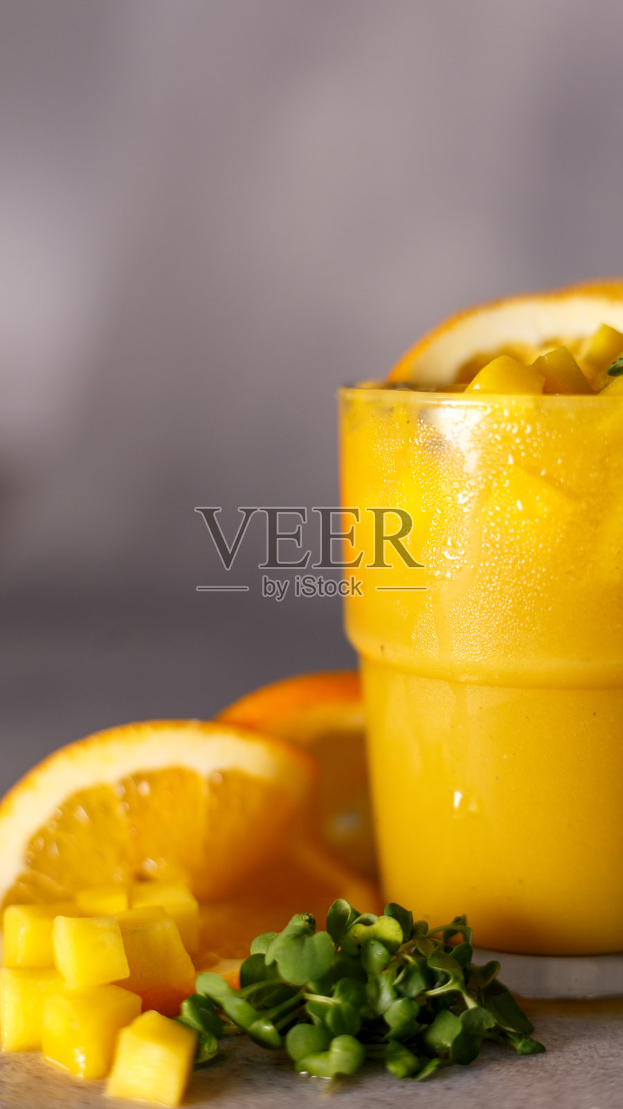 充满活力的柑橘味，新鲜混合的橙汁和欧芹照片摄影图片