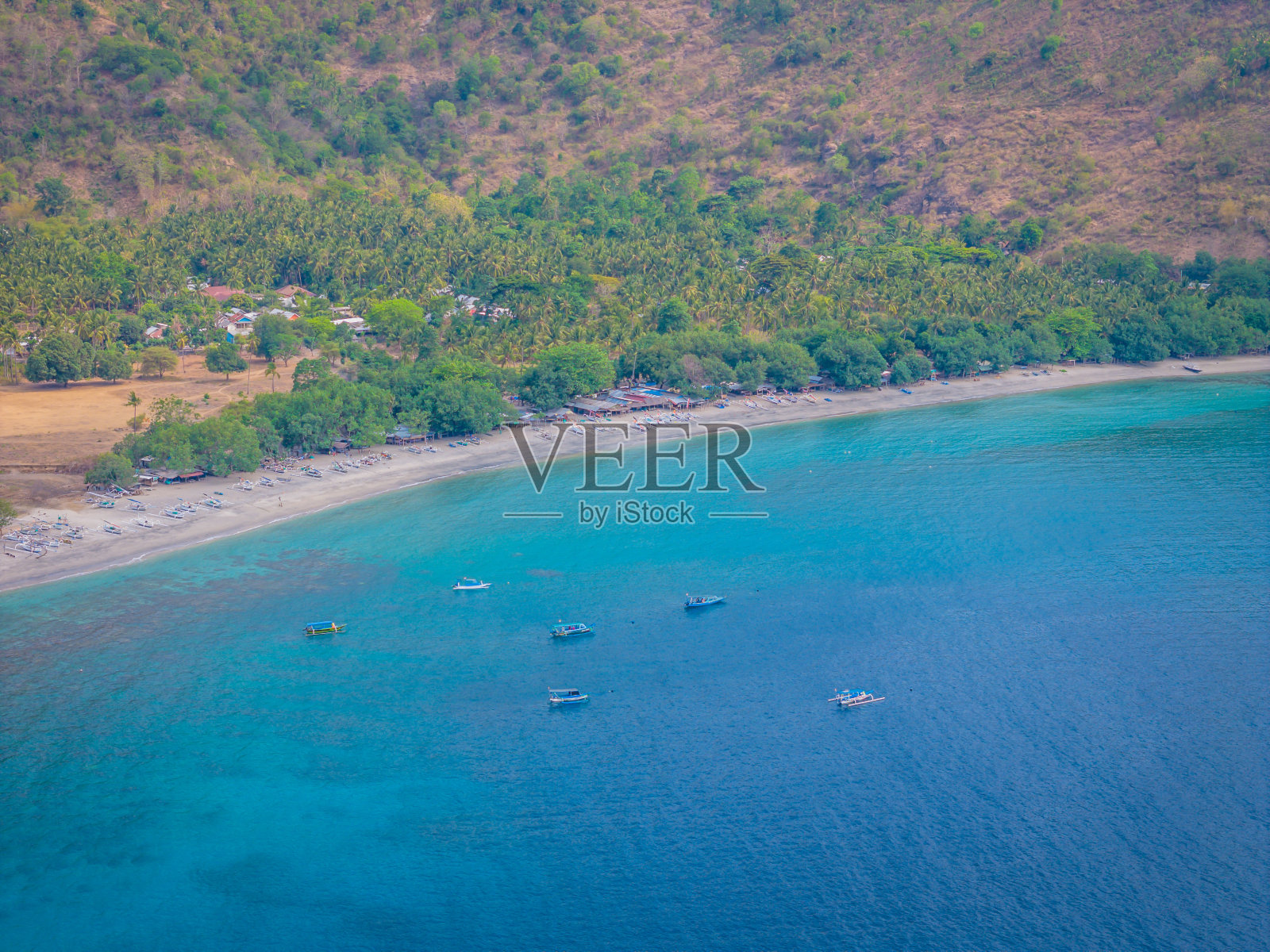 鸟瞰龙目岛海岸线，西努沙登加拉，印度尼西亚照片摄影图片