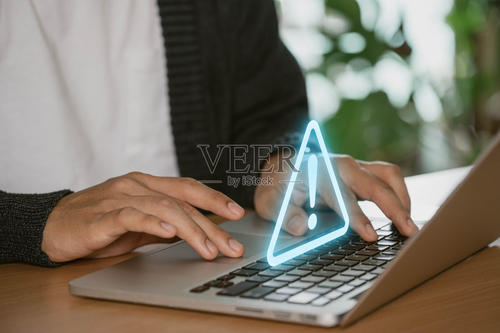 网络受到网络攻击后，系统被黑客入侵的通知。妥协的信息概念。在线恶意软件、网络犯罪和网络安全。网络罪犯利用黑客窃取信息照片摄影图片