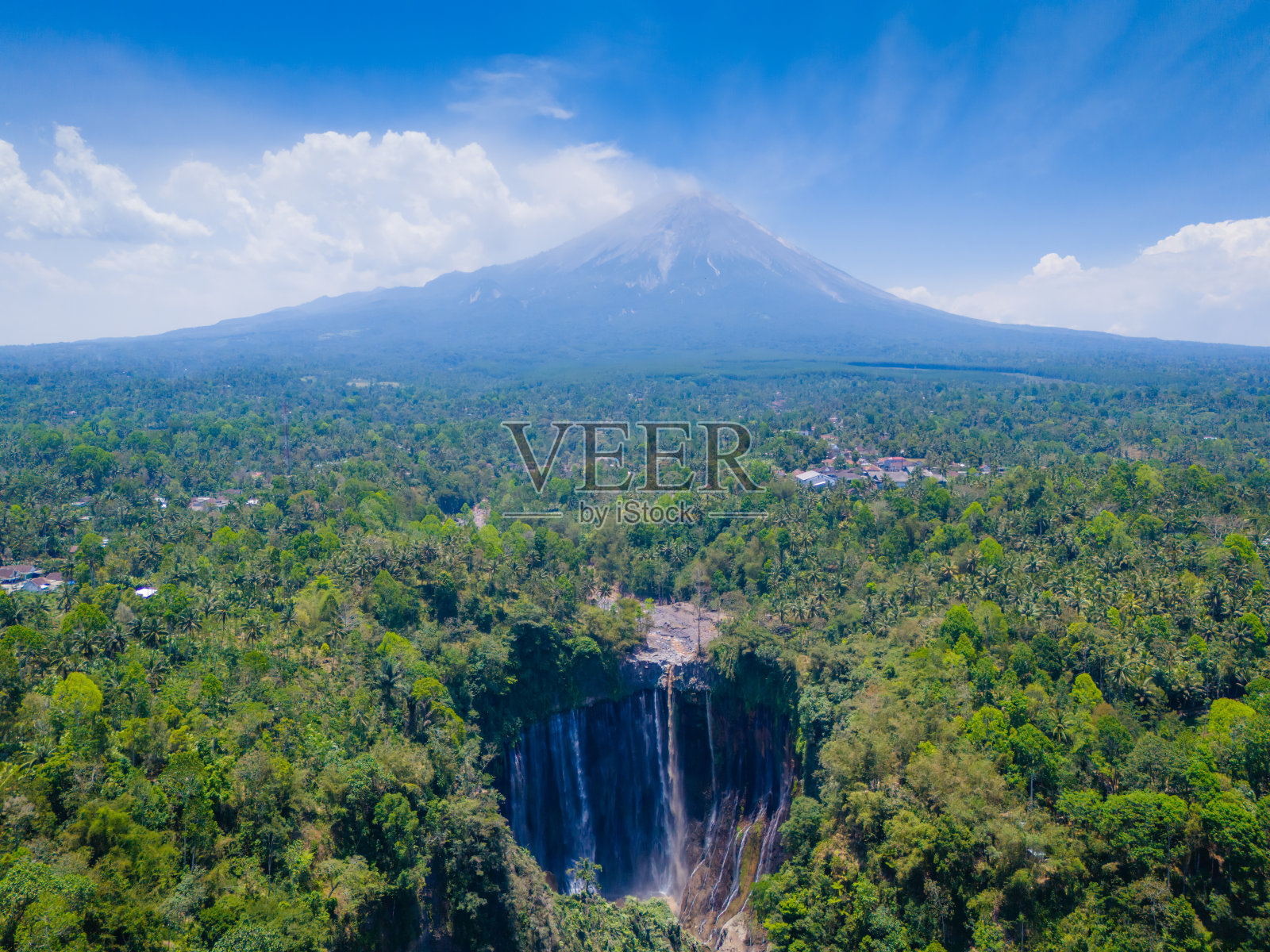 鸟瞰印尼爪哇的Tumpak Sewu瀑布和塞默鲁山照片摄影图片