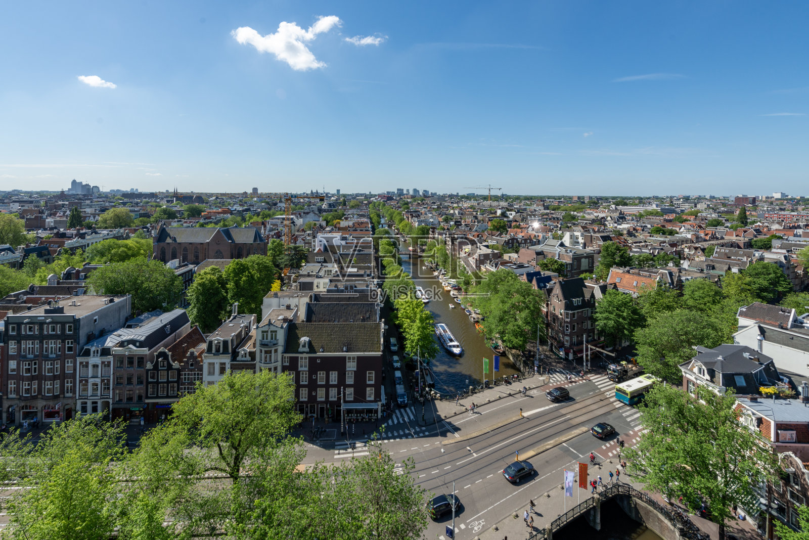 从荷兰韦斯特克尔克眺望阿姆斯特丹市全景。照片摄影图片