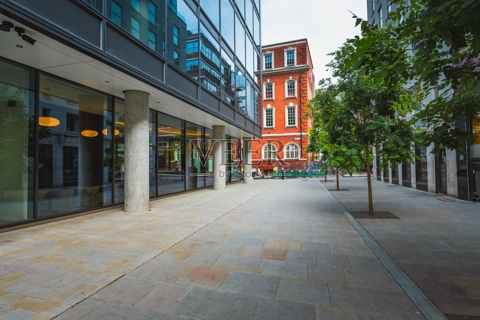 楼前的开放区域照片摄影图片