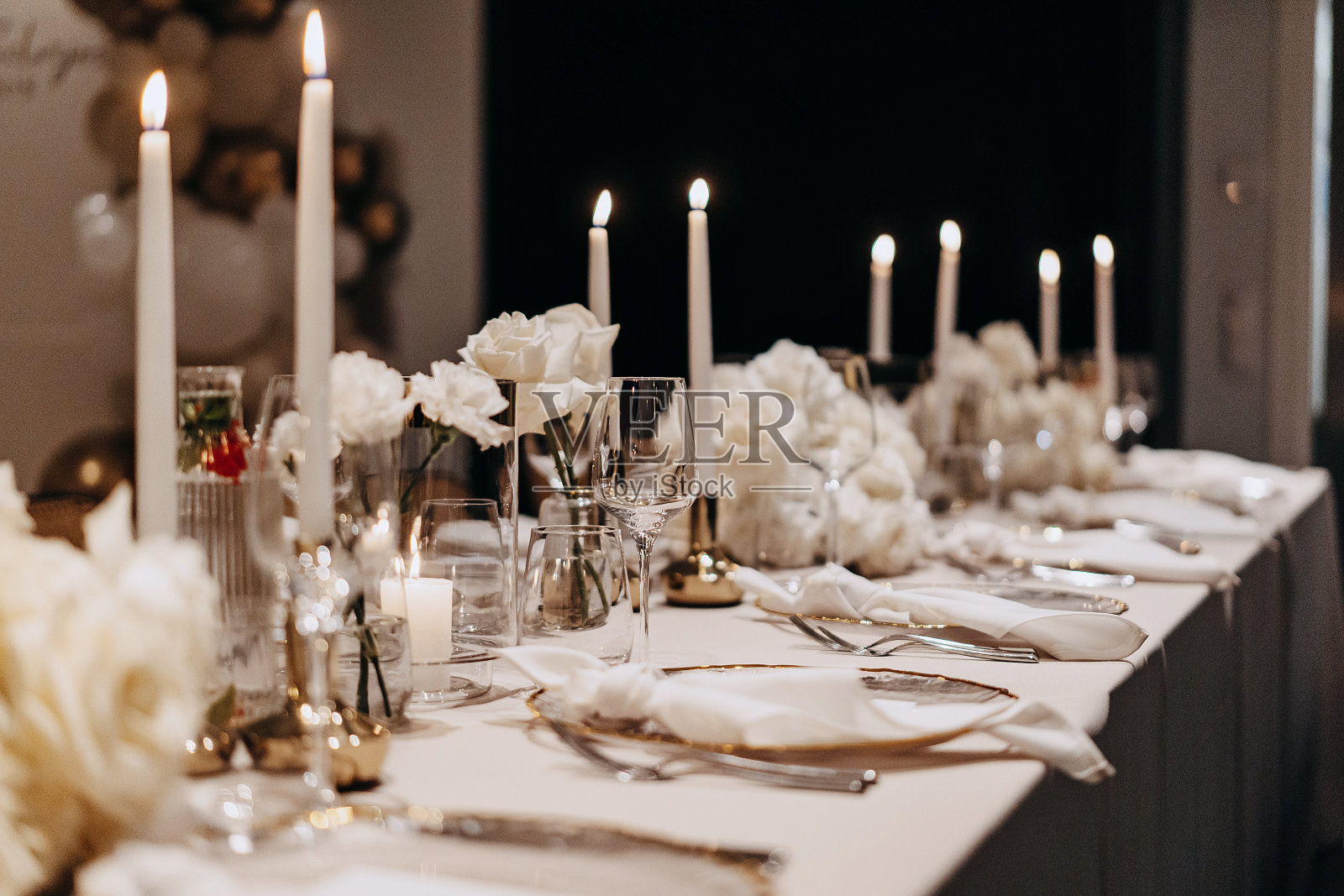 餐桌布置精美，为客人准备了蜡烛照片摄影图片