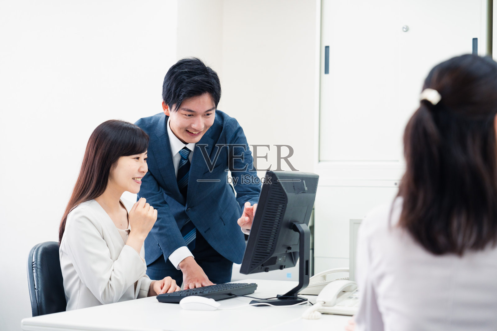 年轻的商人向女上司汇报工作。照片摄影图片