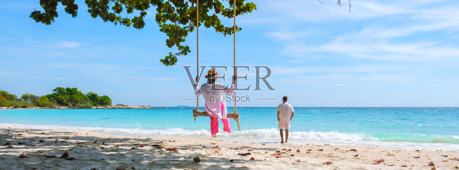 一对男女在泰国罗勇沙美岛的海滩上荡秋千照片摄影图片