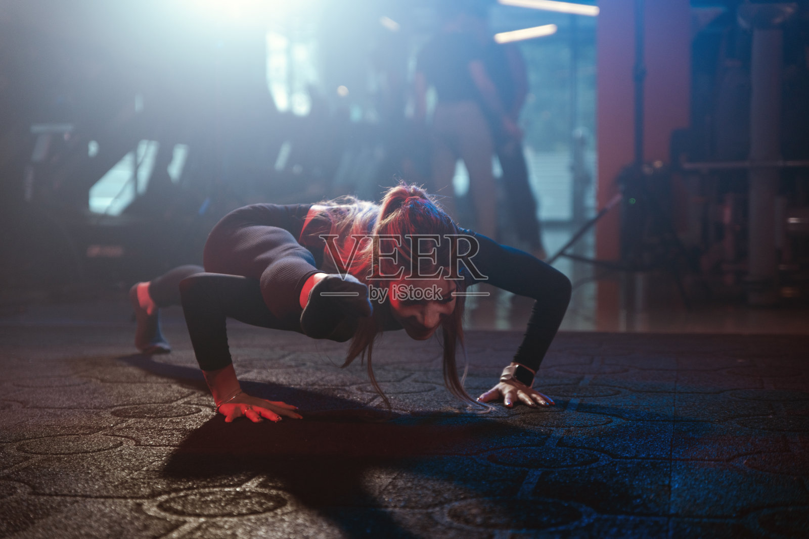 体操女子柔韧性俯卧撑照片摄影图片