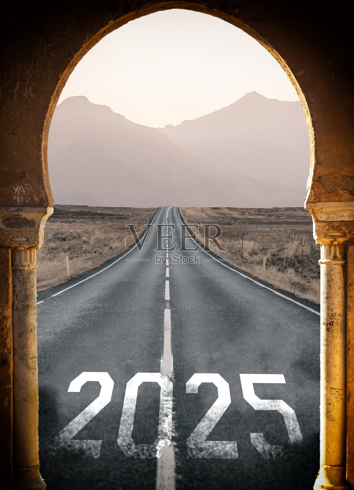 2025年新年自驾游旅行和未来的愿景概念通过拱门入口照片摄影图片