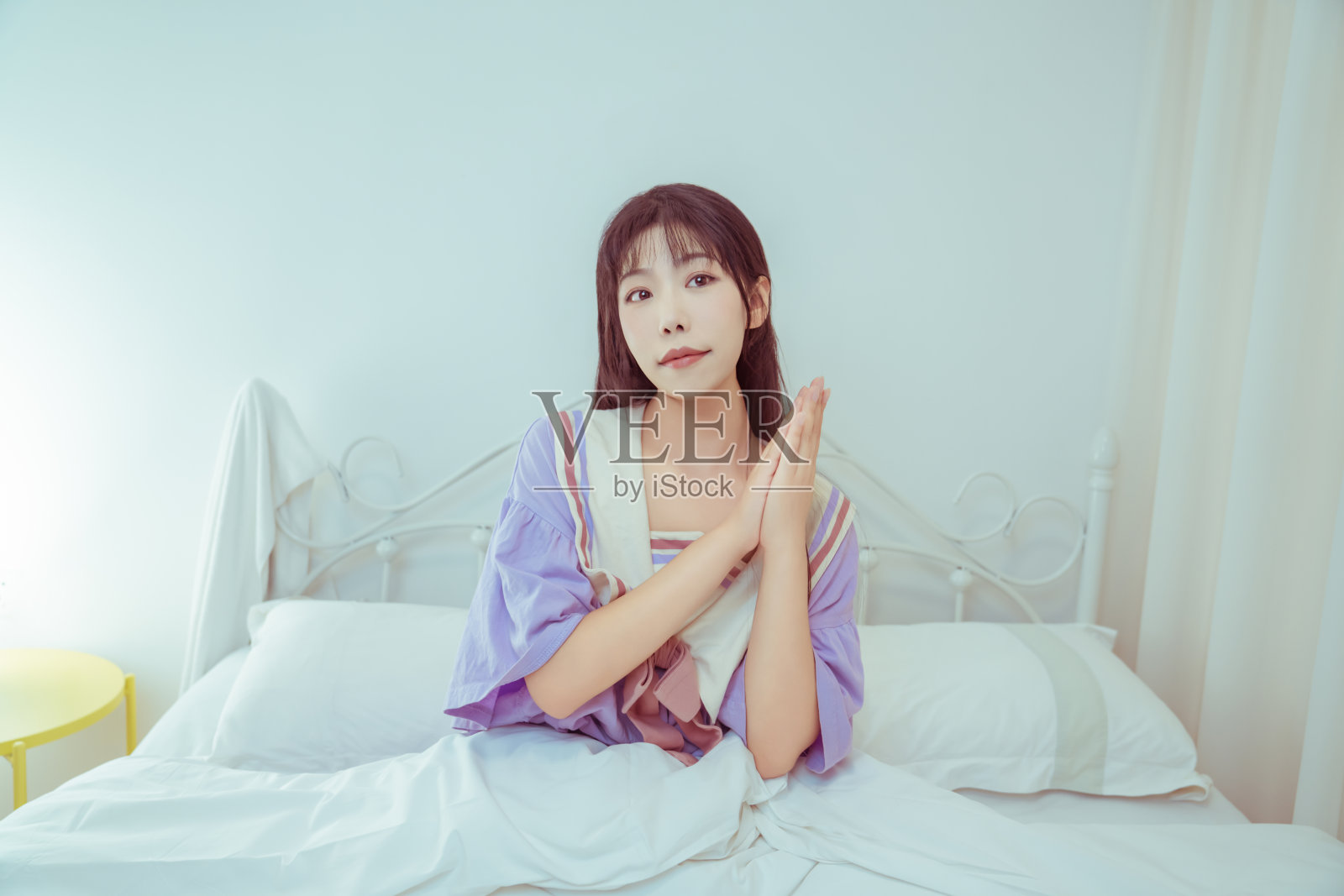 一个刚刚醒来的女孩照片摄影图片