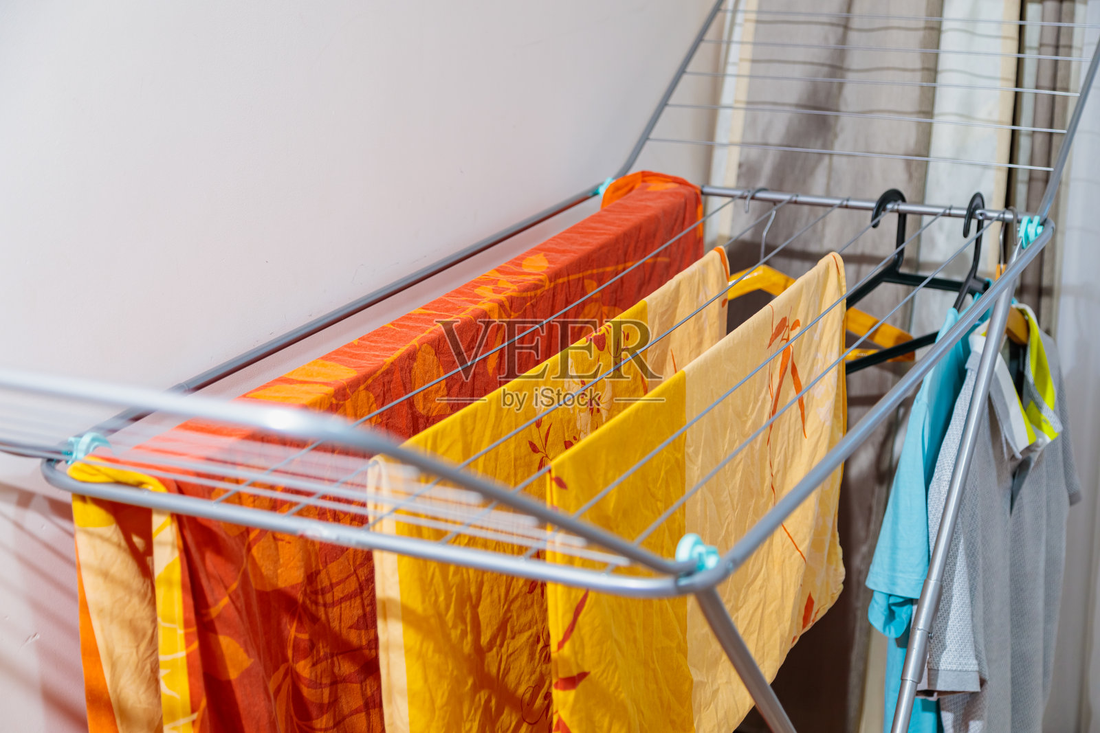 在折叠烘干机上清洁床单，清新舒适照片摄影图片