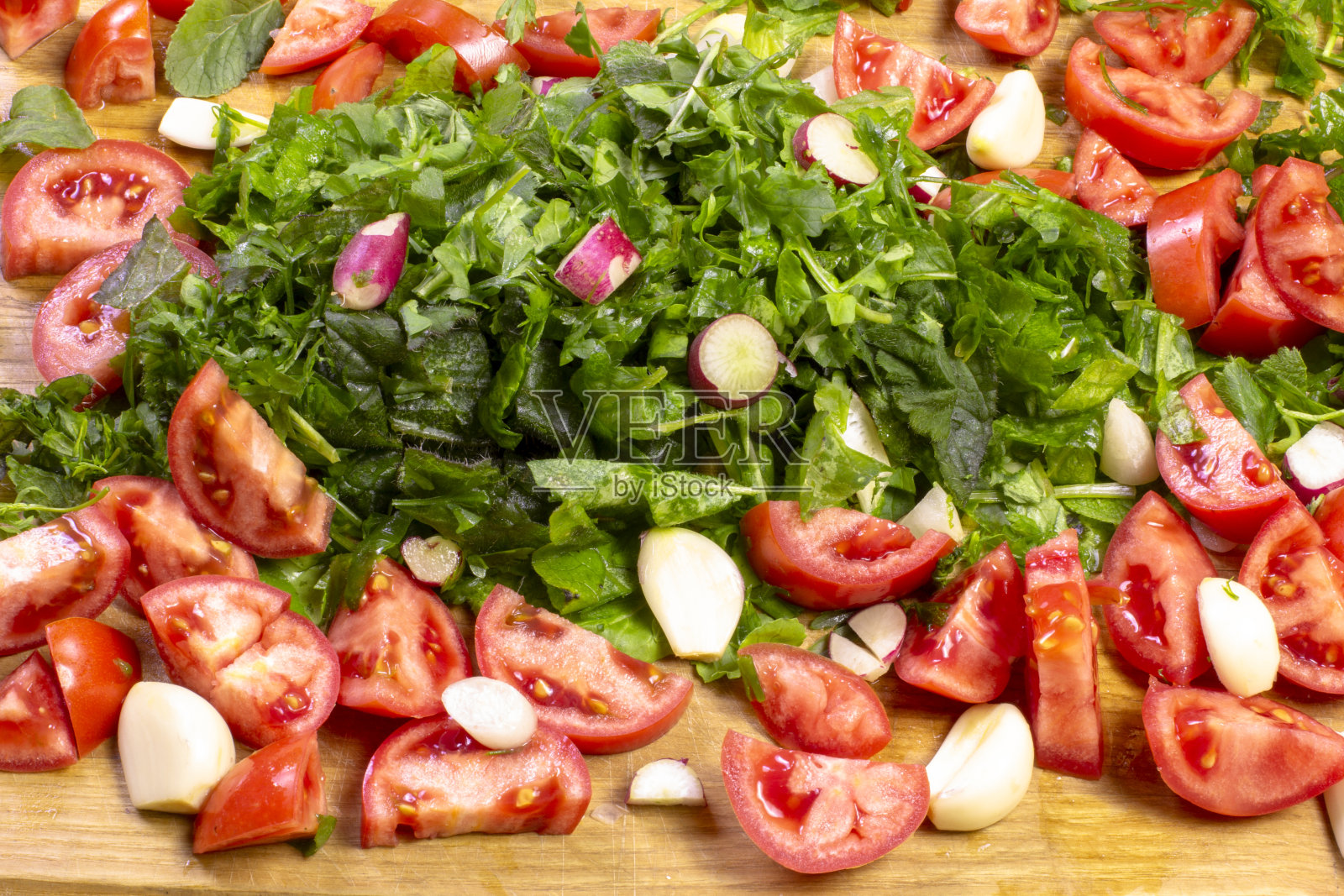 开胃沙拉:欧芹，莳萝，罗勒，大蒜和红番茄特写。背景咖啡馆，餐馆，菜单照片摄影图片