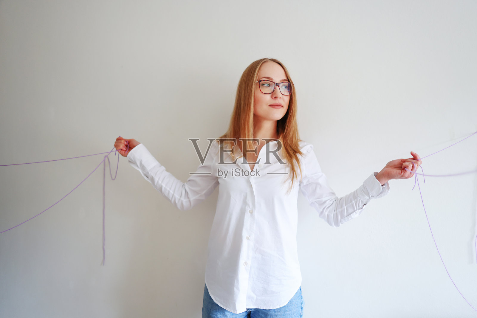 女孩被绳子拉向不同的方向照片摄影图片