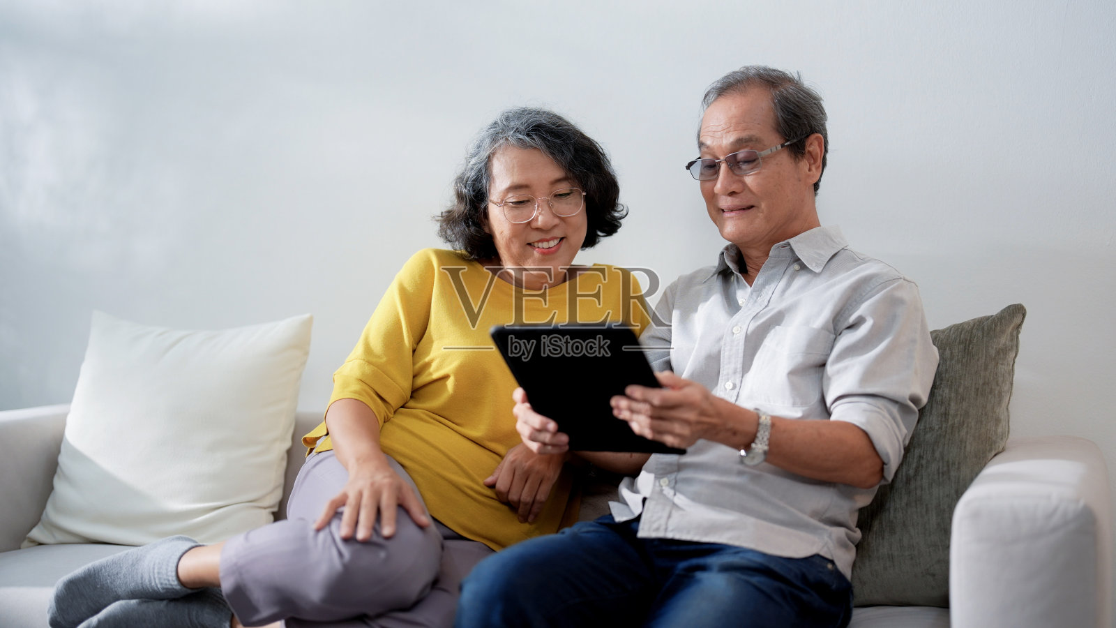 亚洲老夫妇在家里度过了一段轻松的时光，幸福的退休生活。照片摄影图片