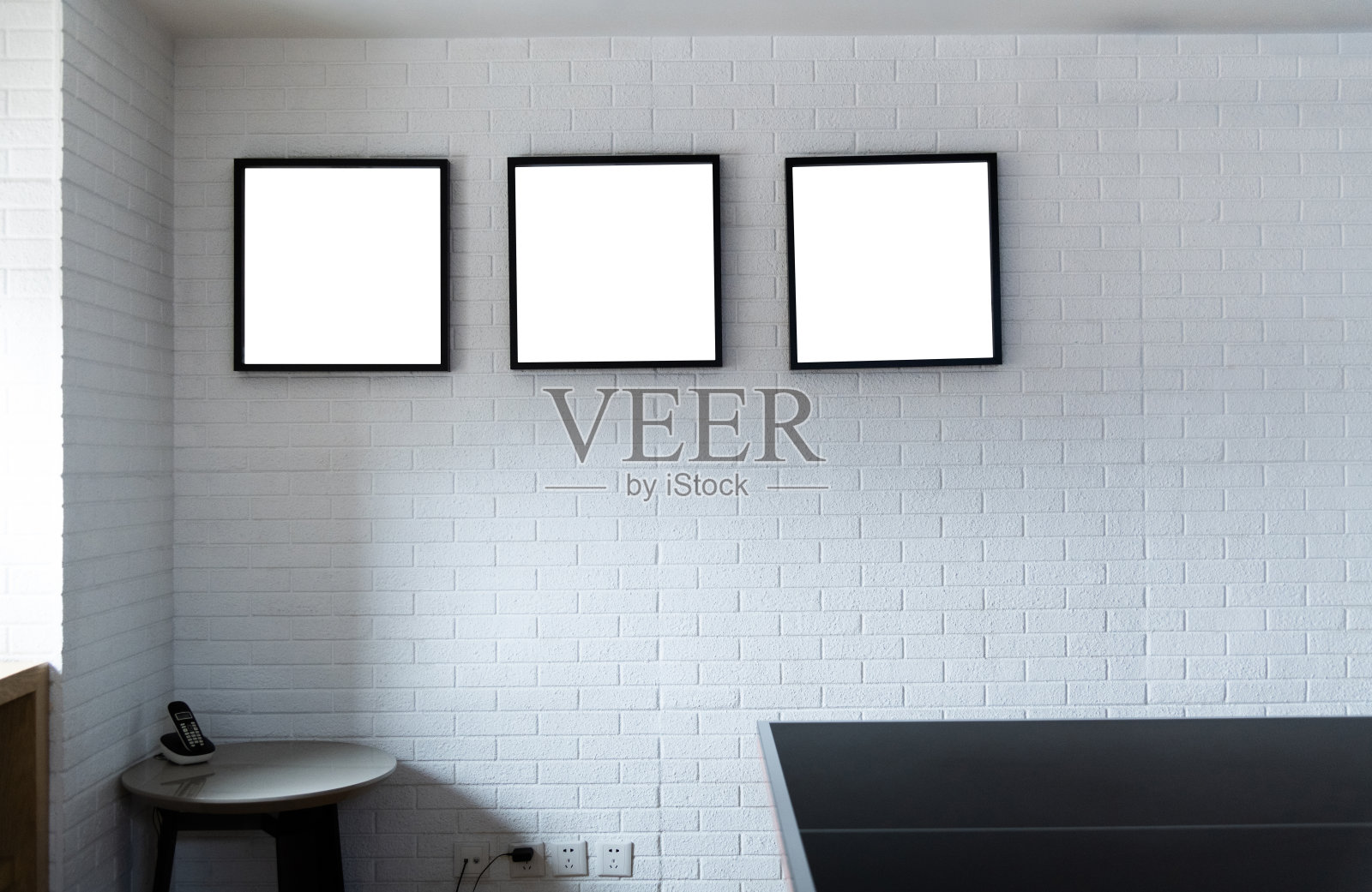 砖墙上的空相框照片摄影图片