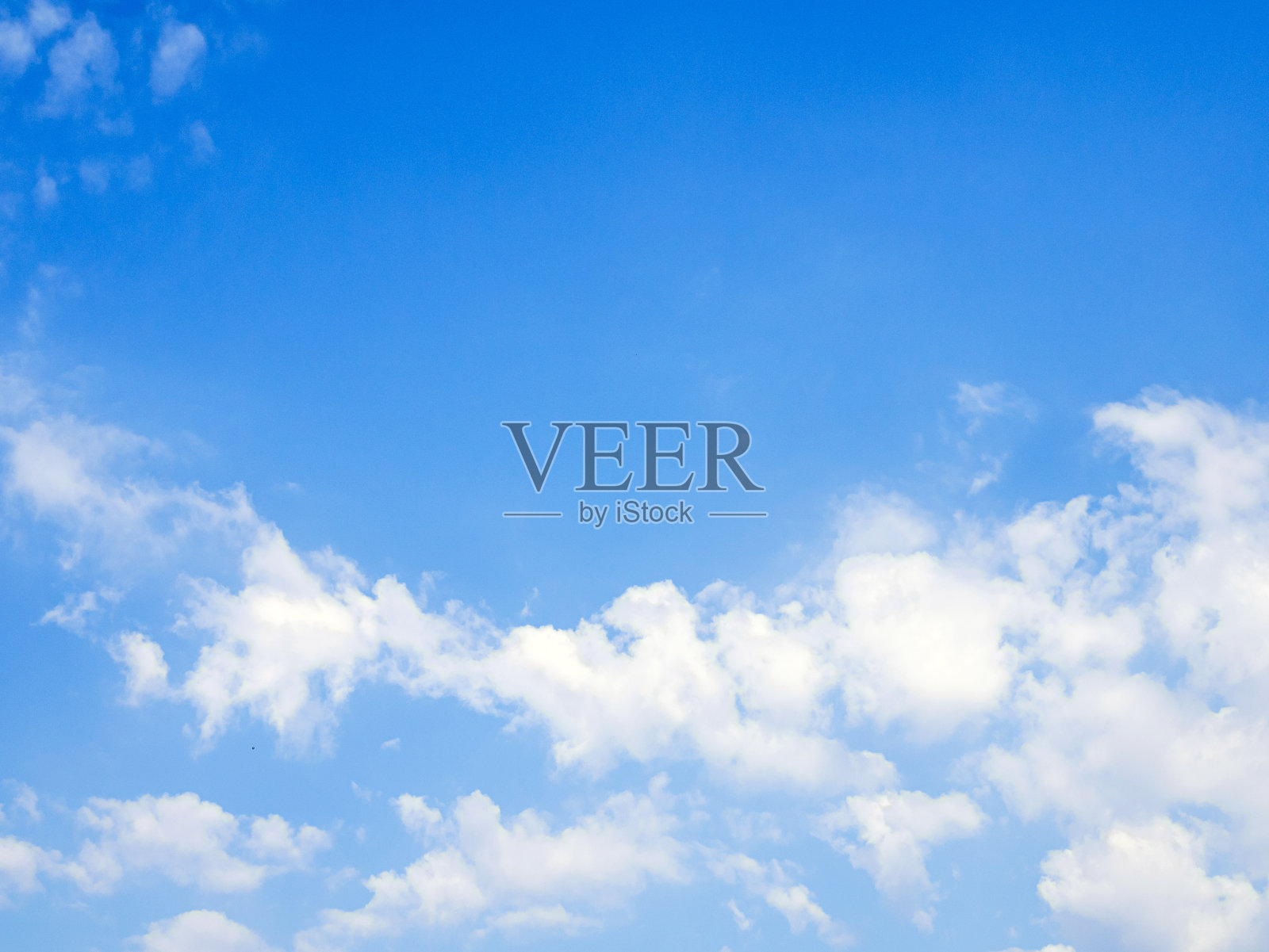 蓝天背景配上朵朵白云照片摄影图片