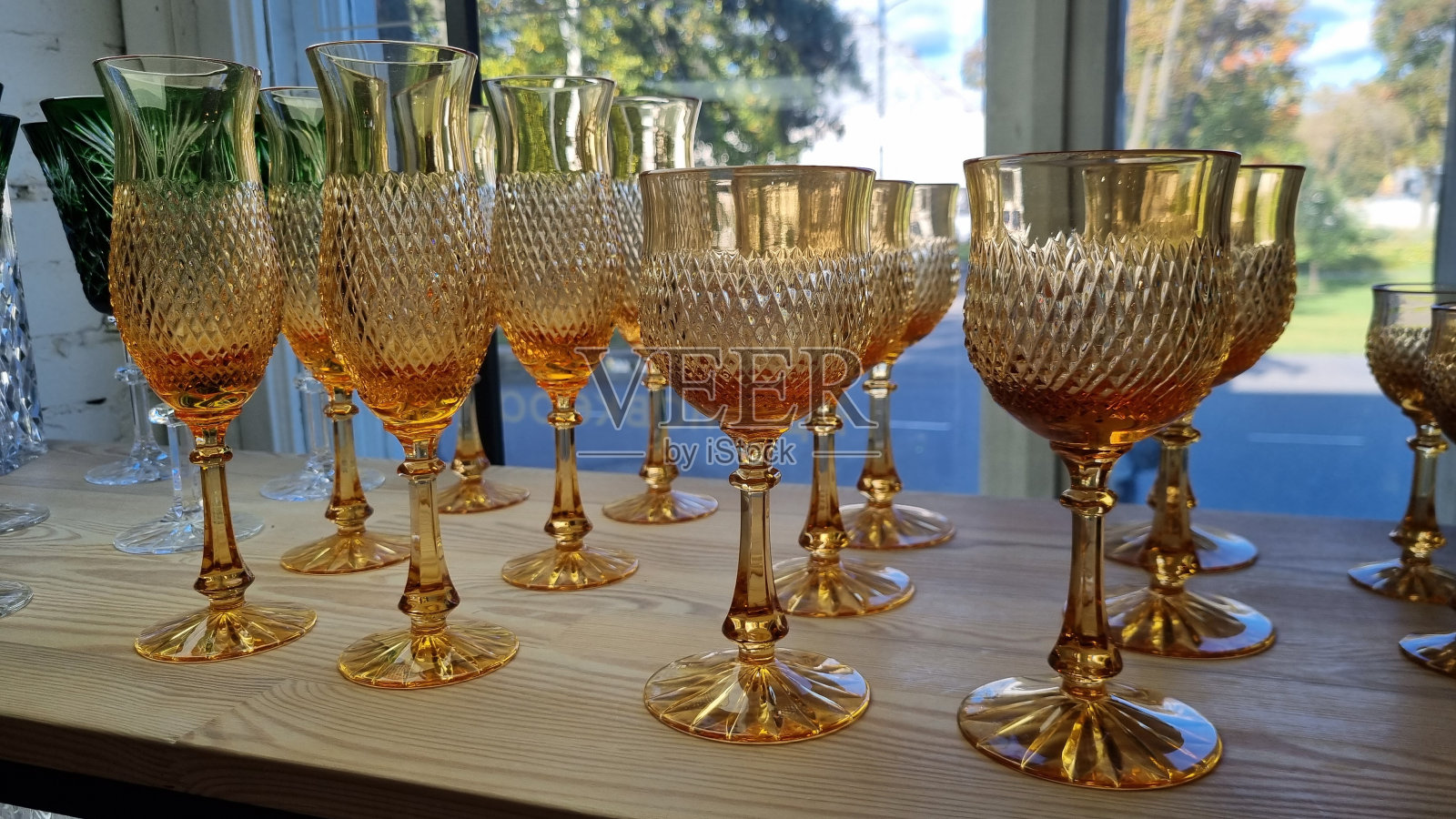 商店货架上各式各样的彩色装饰玻璃制品。照片摄影图片