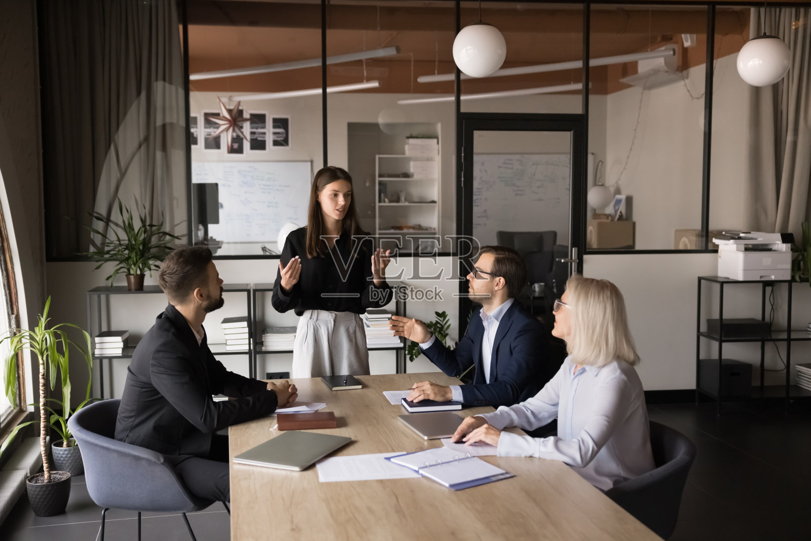 年轻的创业公司女领导正在和业务团队开会照片摄影图片