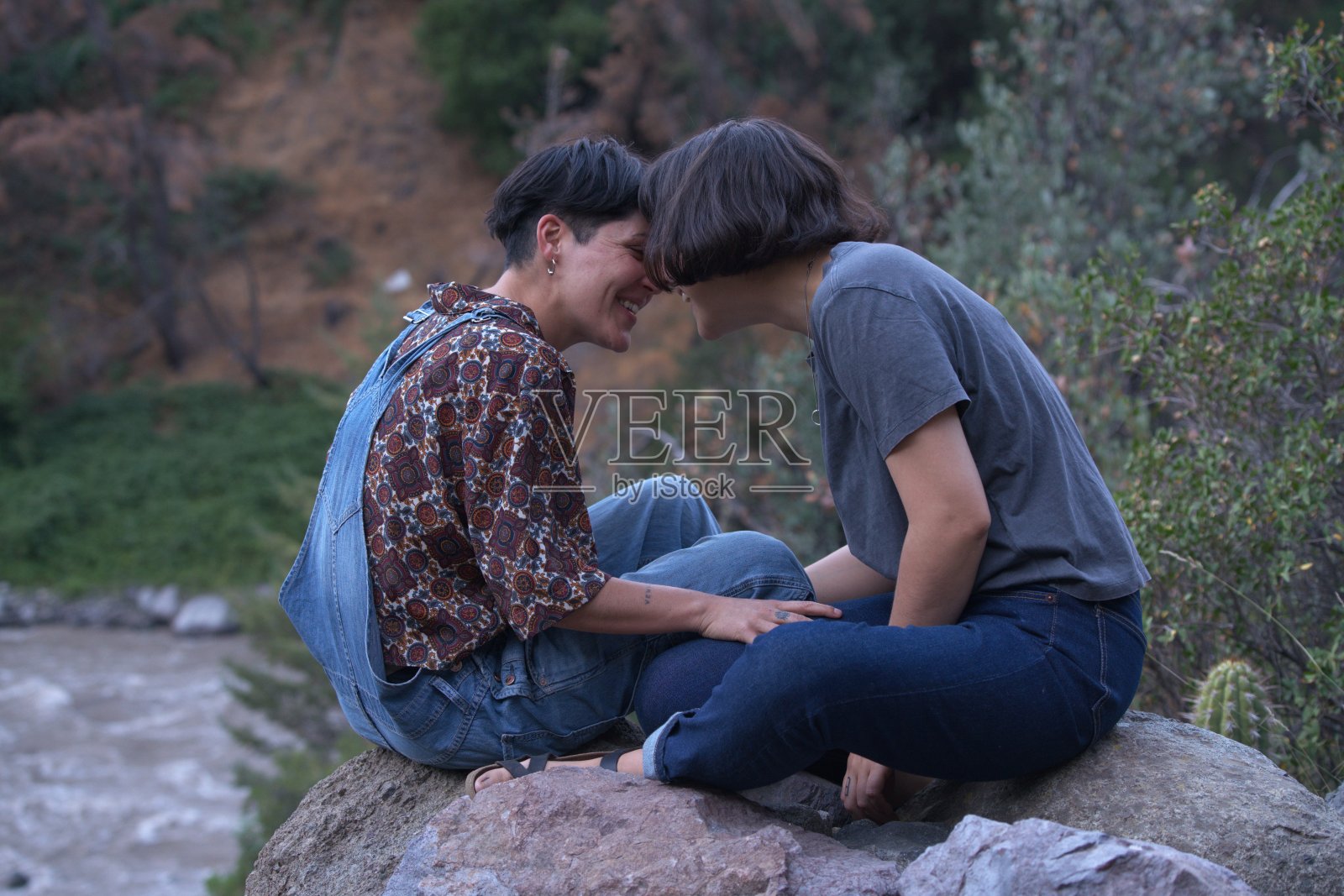 家庭晚上照片摄影图片