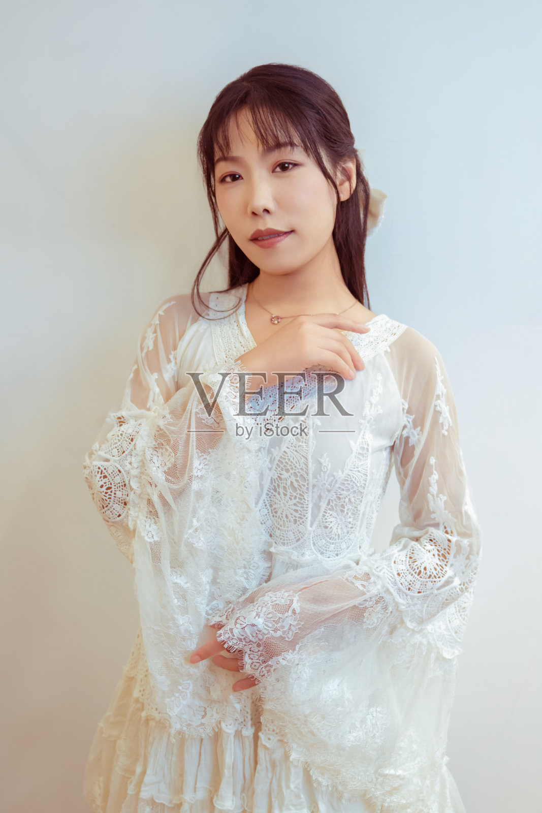 一个穿睡衣的女孩照片摄影图片