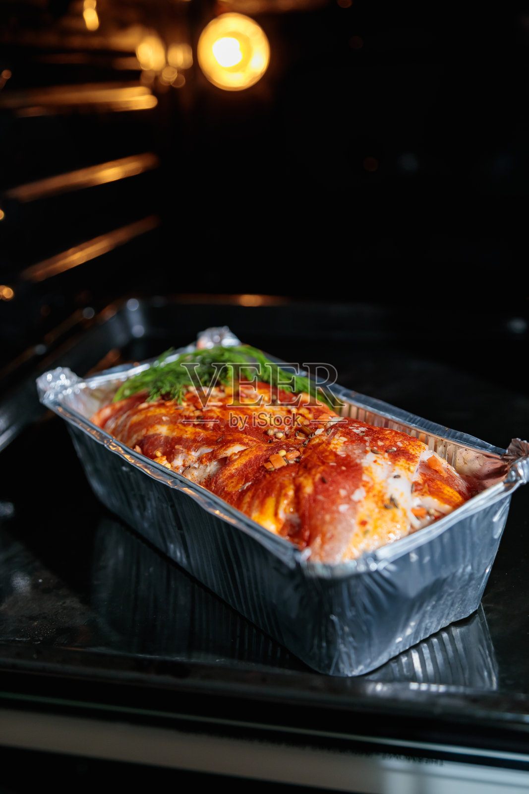 在烤箱里烤肉饼照片摄影图片