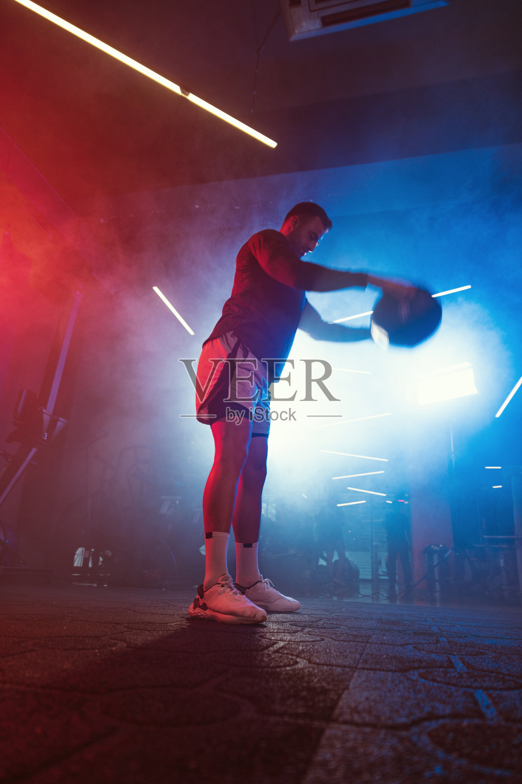 在充满活力的体育馆氛围中击打实心球照片摄影图片