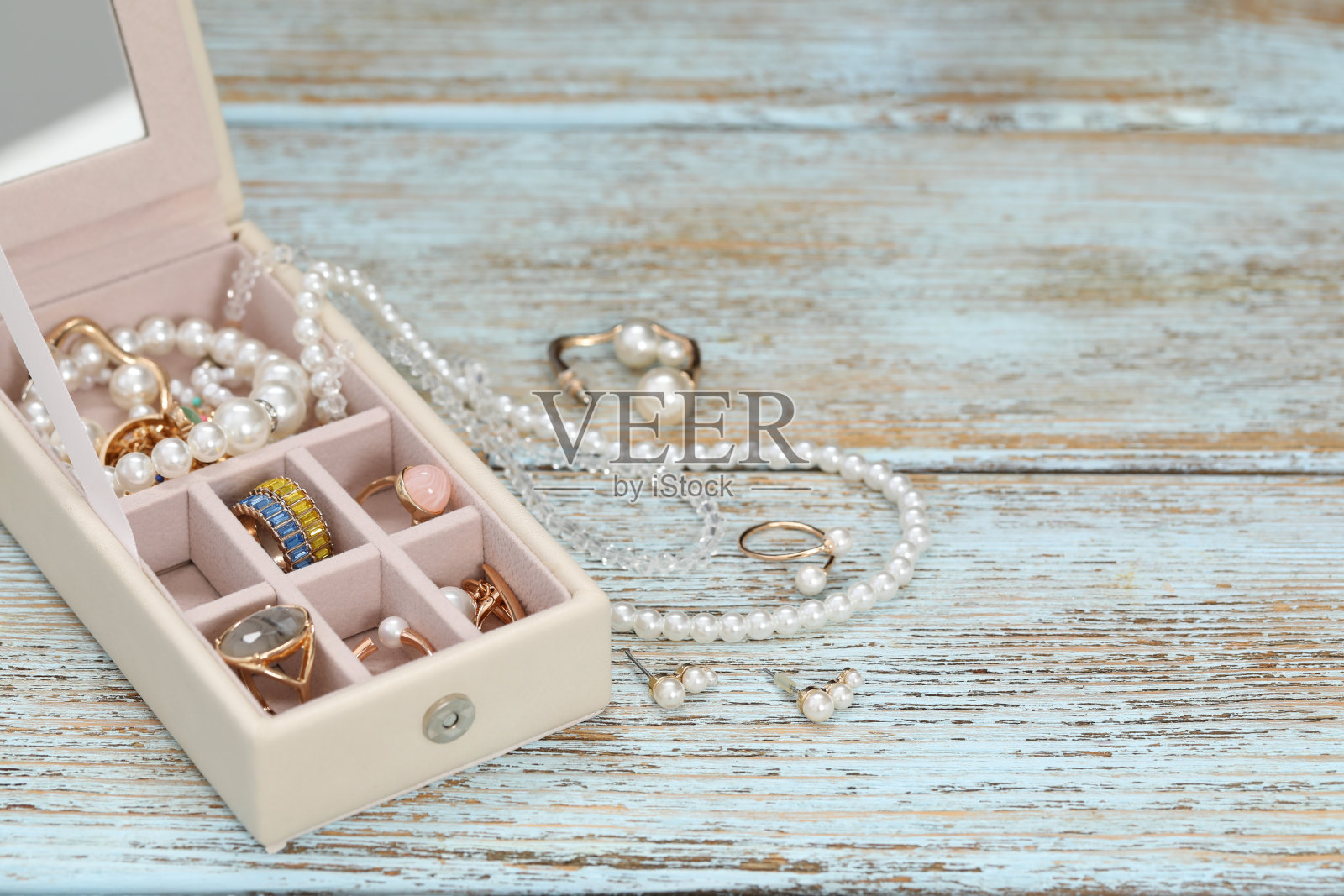 珠宝盒与许多不同的配件在质朴的木桌。文本空间照片摄影图片