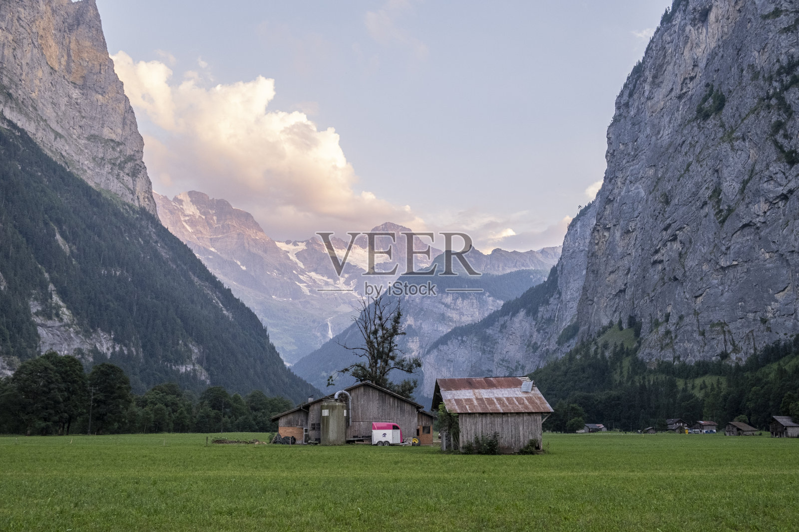 Lauterbrunnen瑞士村庄和它的风景照片摄影图片