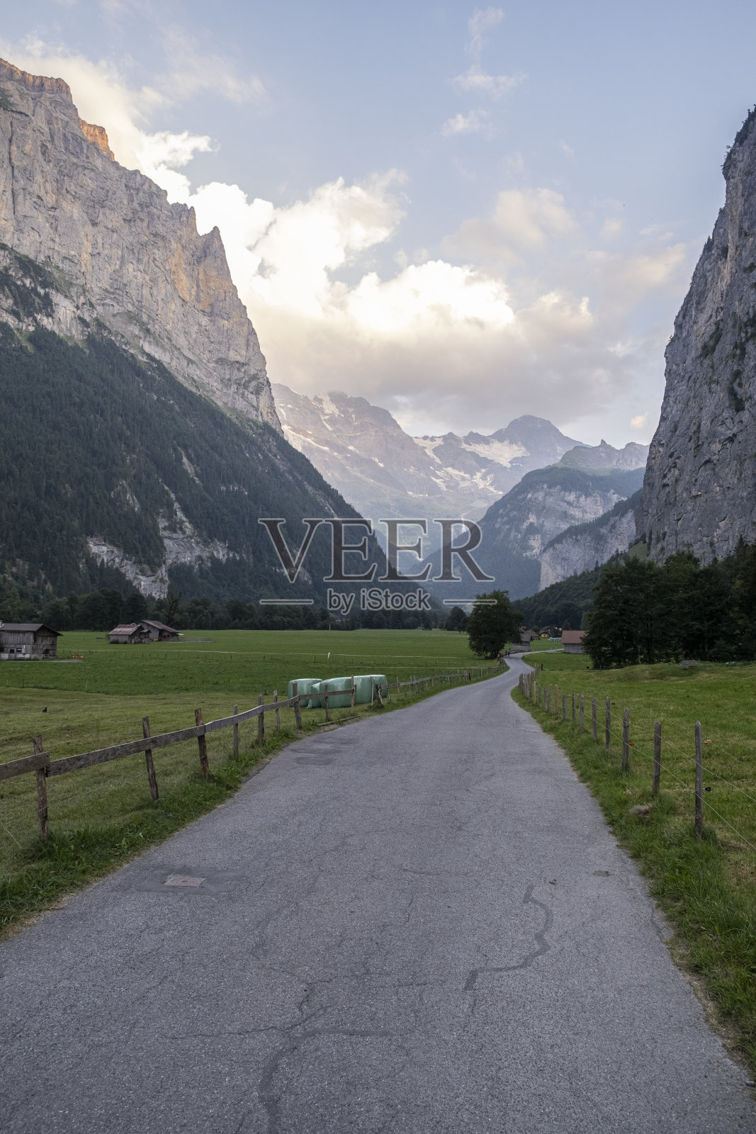 Lauterbrunnen瑞士村庄和它的风景照片摄影图片