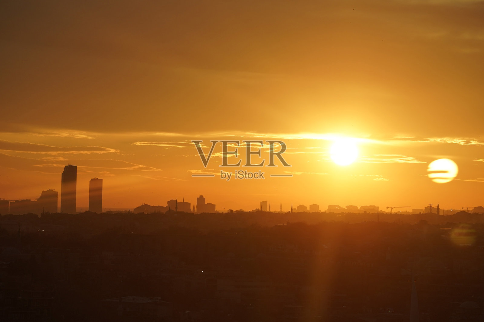 从加拉塔俯瞰日落时的伊斯坦布尔城市景观照片摄影图片