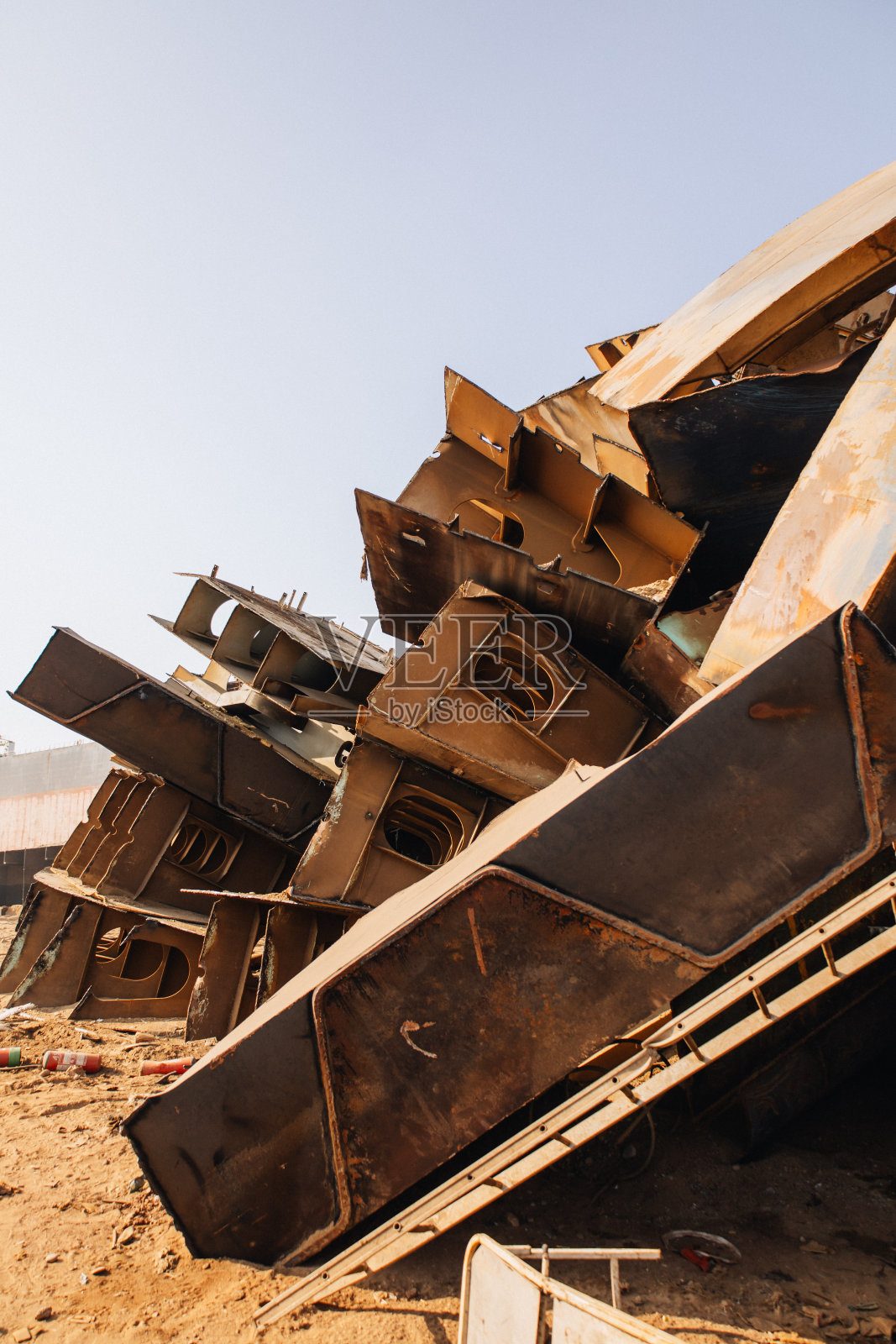 在巴基斯坦的一个废船场，一艘船的金属部件照片摄影图片