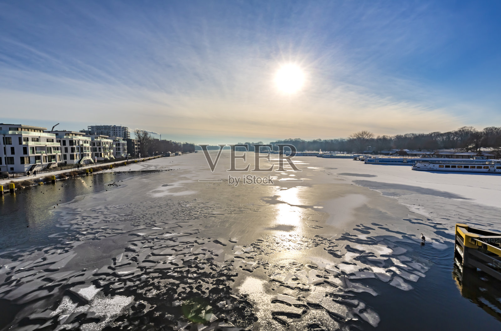 柏林冬天的施普雷河照片摄影图片