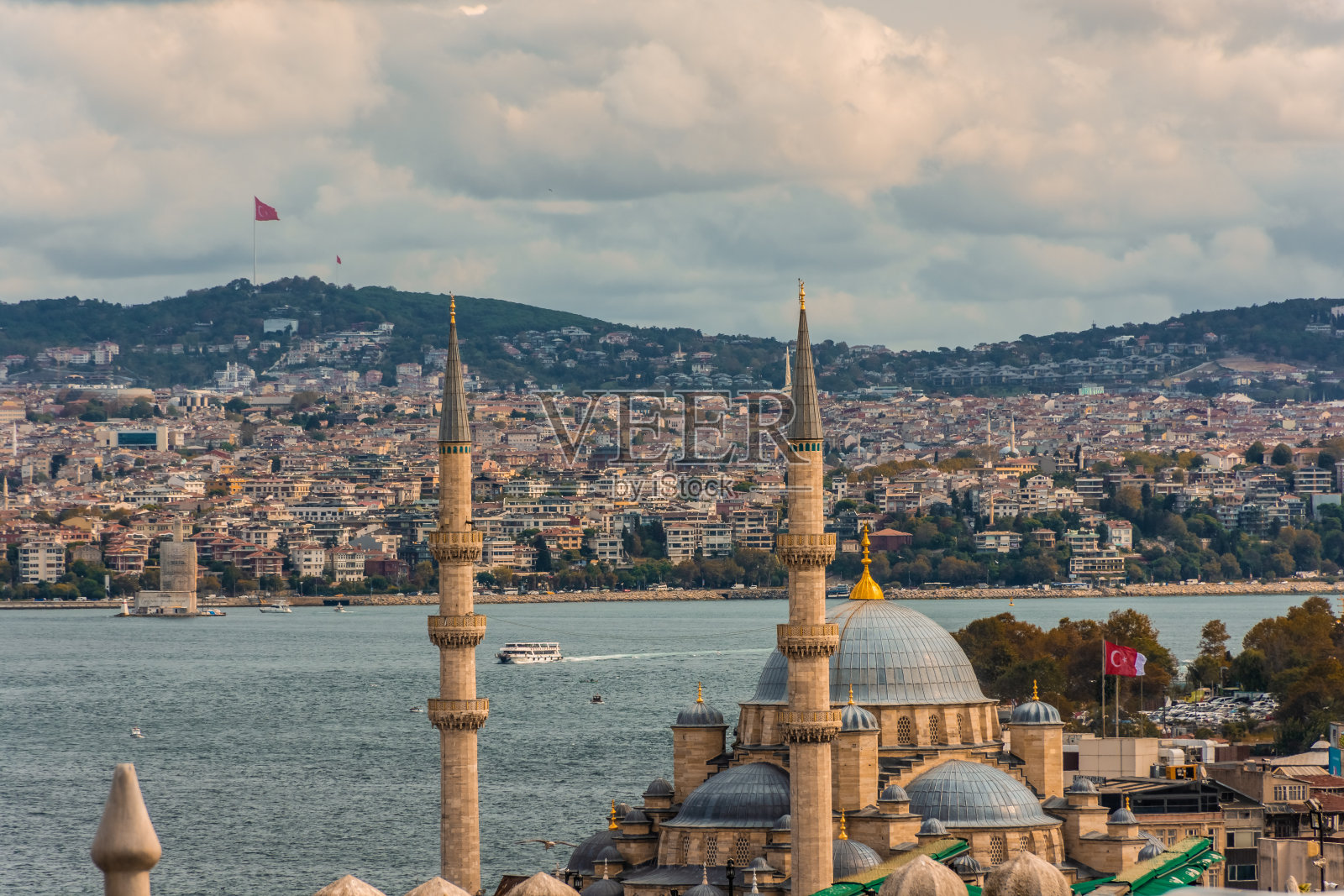 土耳其伊斯坦布尔令人惊叹的城市景观，苏莱曼清真寺和金角运河照片摄影图片