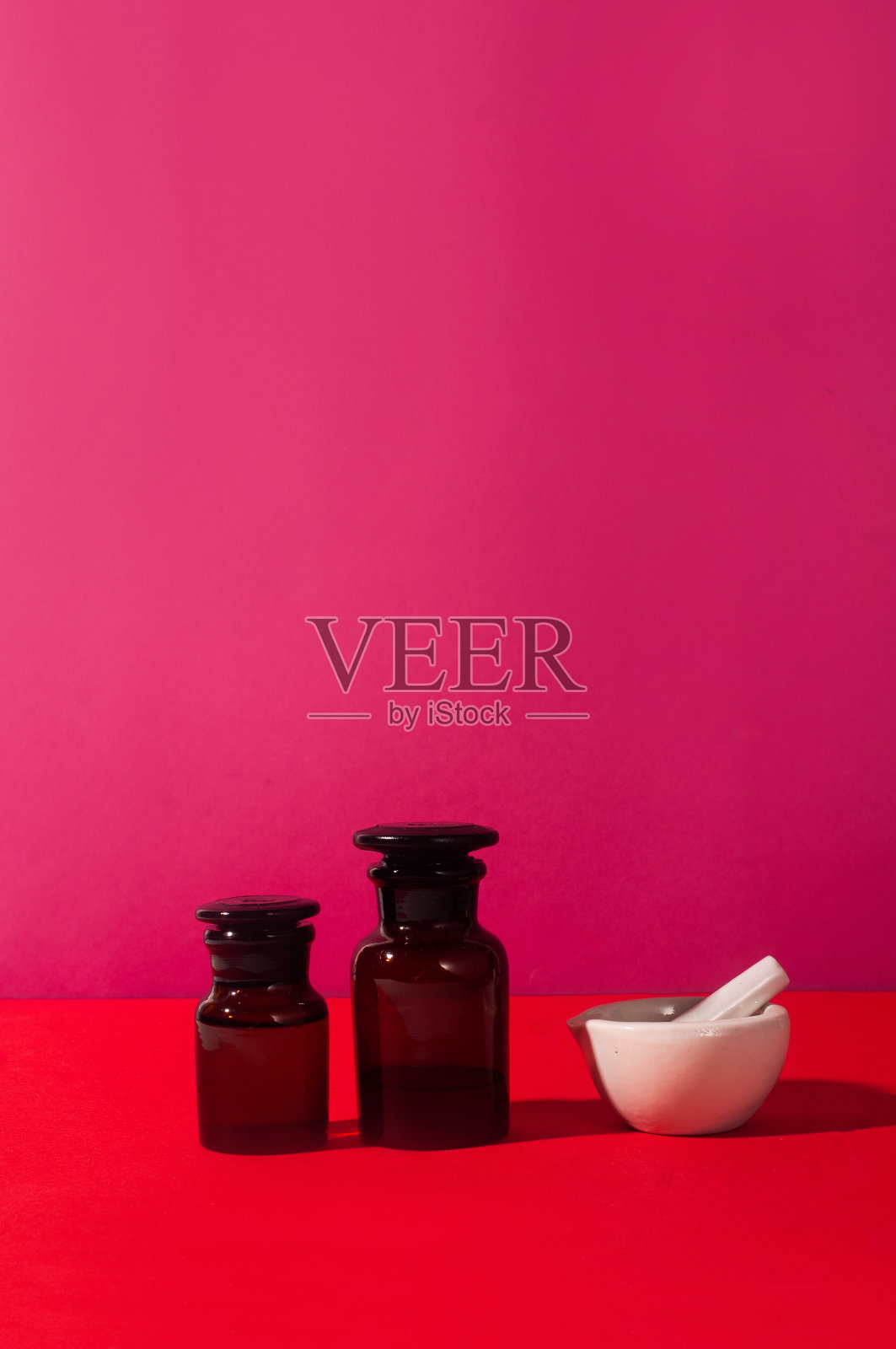 化妆品或医用面纱上的红色背景假日护肤美容美容自我护理常规概念用白色砂浆复制空间照片摄影图片