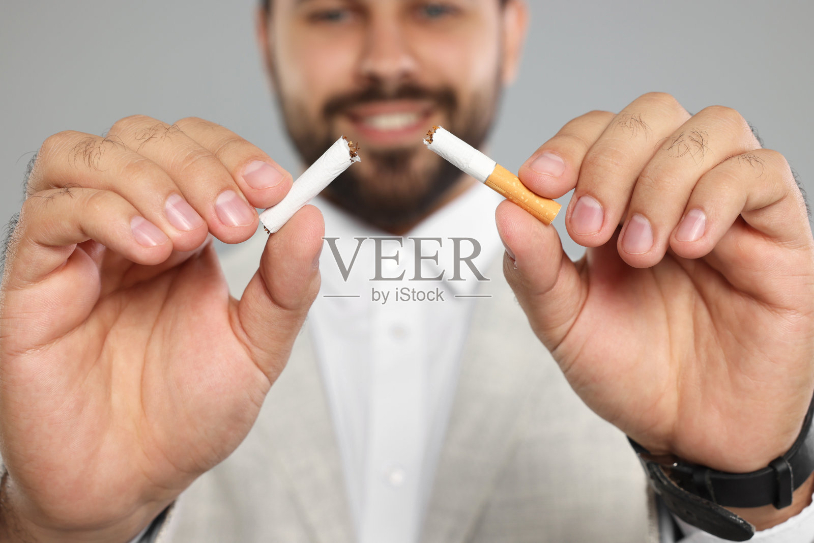 戒烟概念。在浅灰色的背景上，有选择性的聚焦照片摄影图片