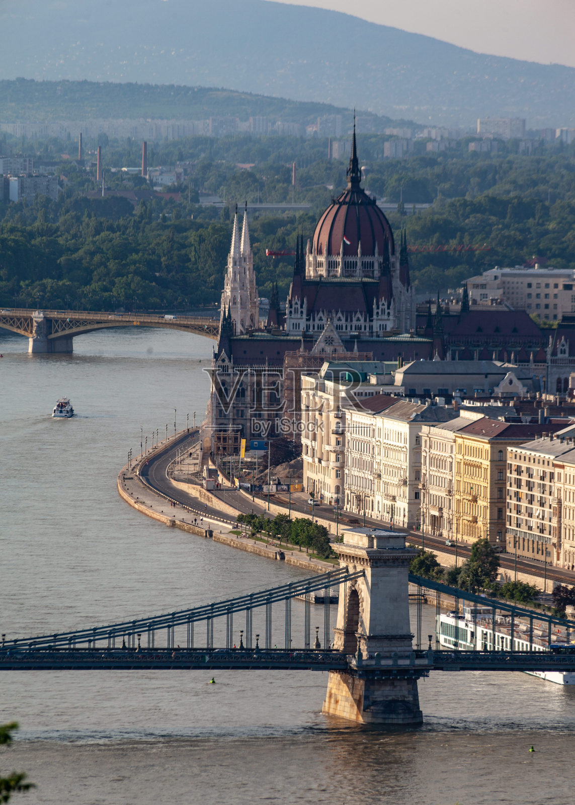 匈牙利布达佩斯多瑙河上的链桥照片摄影图片