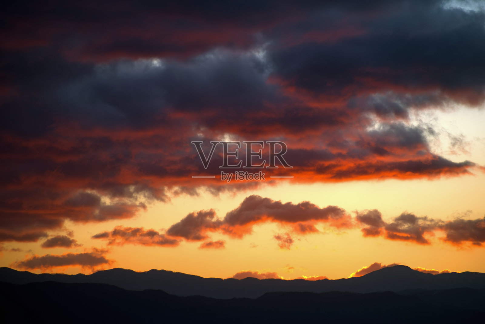 晚霞映衬下的群山全景照片摄影图片