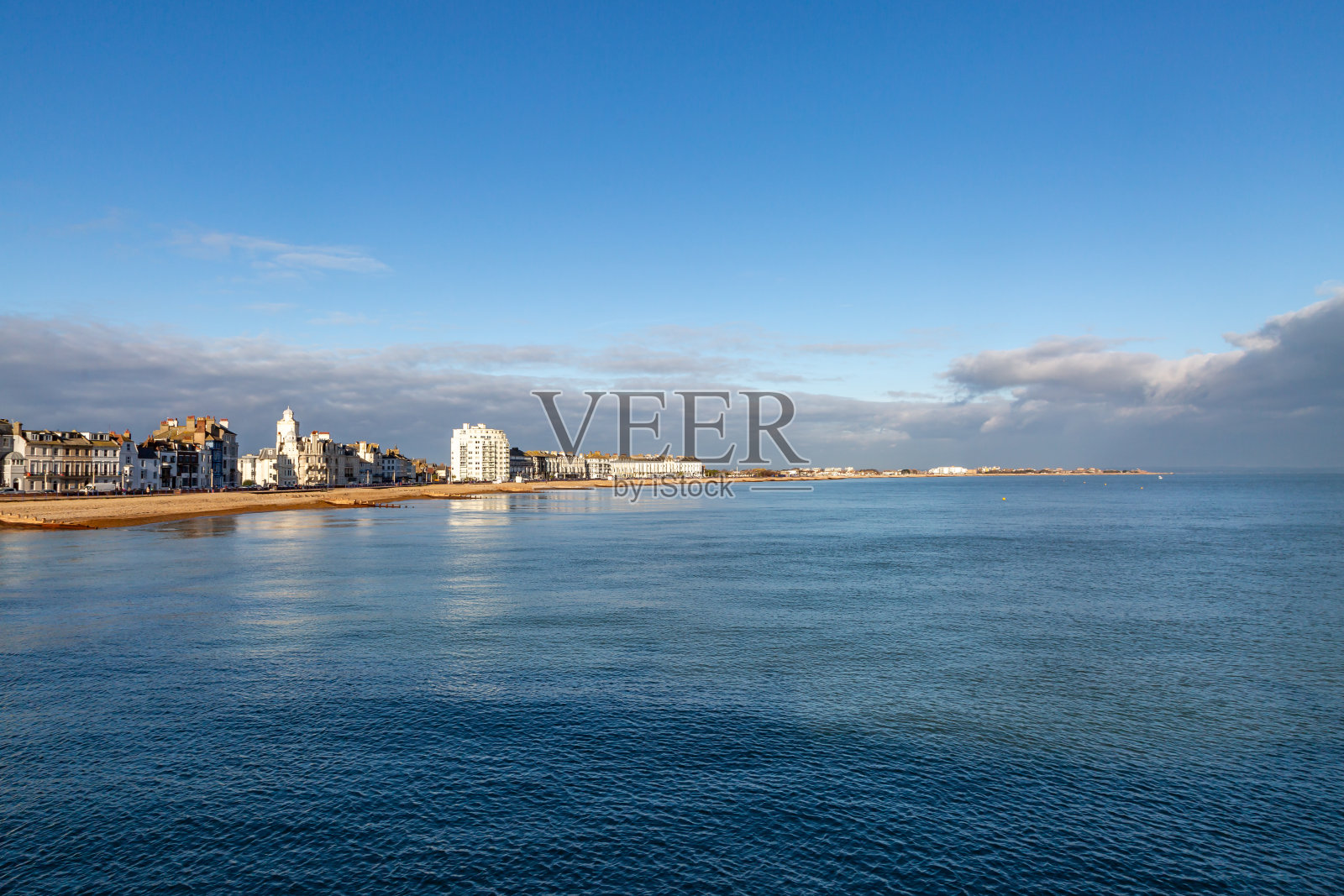 从萨塞克斯海岸伊斯特本的码头上遥望小镇照片摄影图片